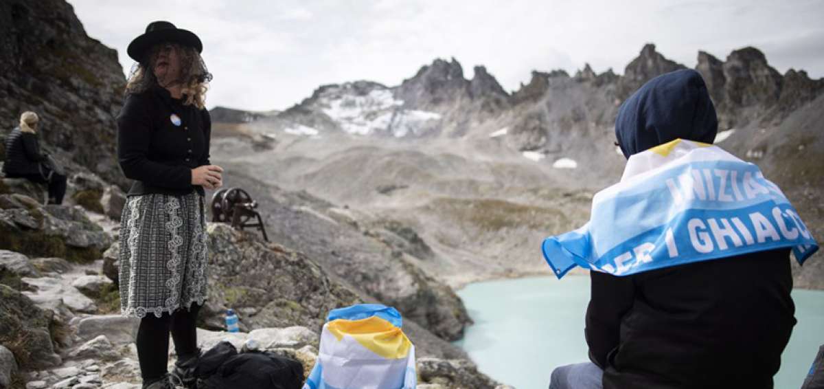 Una monta&ntilde;era vestida de duelo cerca del glaciar Pizol, en una ceremonia de duelo, en septiembre pasado, por el deshielo que afecta a los heleros.