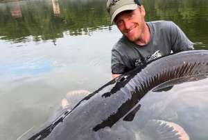 Jakub Vagner sostiene la cabeza del enorme bagre de casi tres metros que pescó en el embalse de Vranov.
