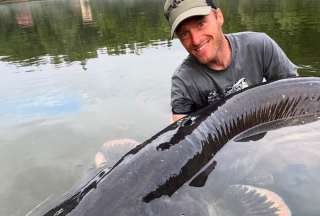 Jakub Vagner sostiene la cabeza del enorme bagre de casi tres metros que pescó en el embalse de Vranov.