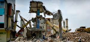 Demolici&oacute;n del edificio de lo que fue el hotel Las Rocas en Manta