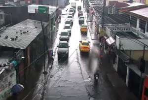 Lluvias causan inundaciones y el colapso de un muro en Quito