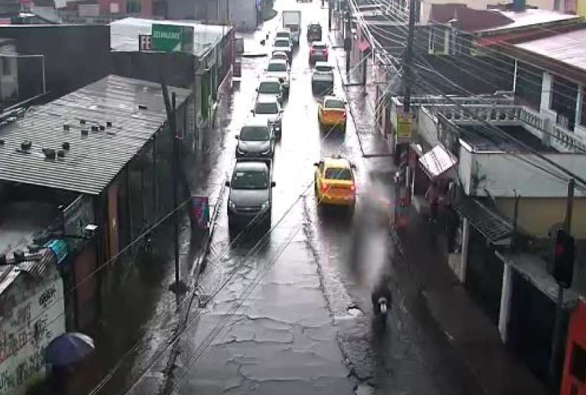 Lluvias causan inundaciones y el colapso de un muro en Quito