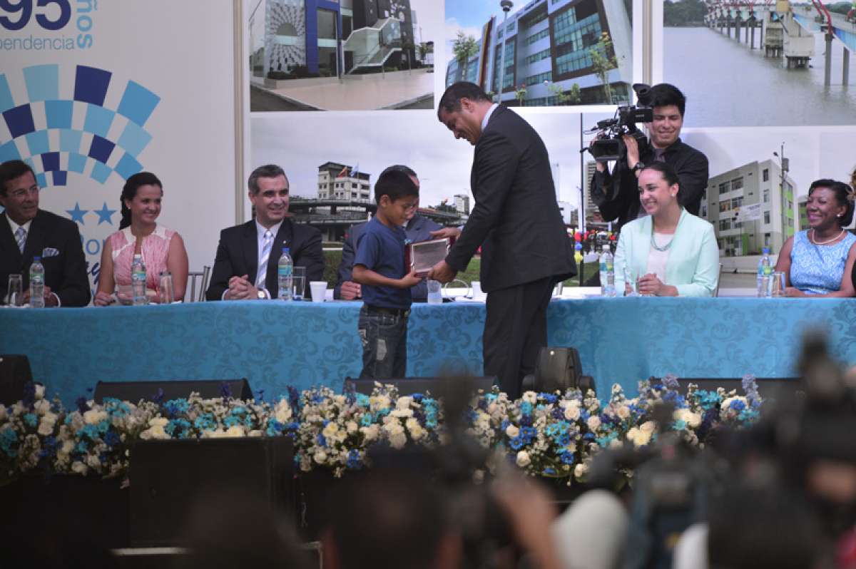 El presidente Rafael Correa entreg&oacute; un reconocimiento al ni&ntilde;o Abraham Le&oacute;n Baja&ntilde;a. Foto: William Orellana / El Tel&eacute;grafo