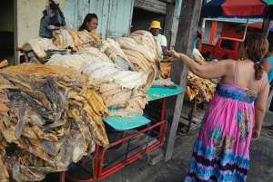 Intendenta de Esmeraldas obliga a bajar precio del pescado seco