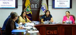 La presidenta del organismo electoral, Nubia Villac&iacute;s (izq.), informa  sobre la terminaci&oacute;n del conteo de votos de la consulta y referendo.