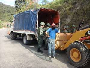 Militares durante el operativo de incautaci&oacute;n de la madera. Foto: Cortes&iacute;a