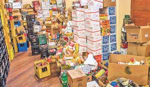 En la bodega de la Comisar&iacute;a 4 de Quito se almacena el licor artesanal y otras botellas sin registro sanitario que fueron decomisadas. Foto: Fernando Sandoval.