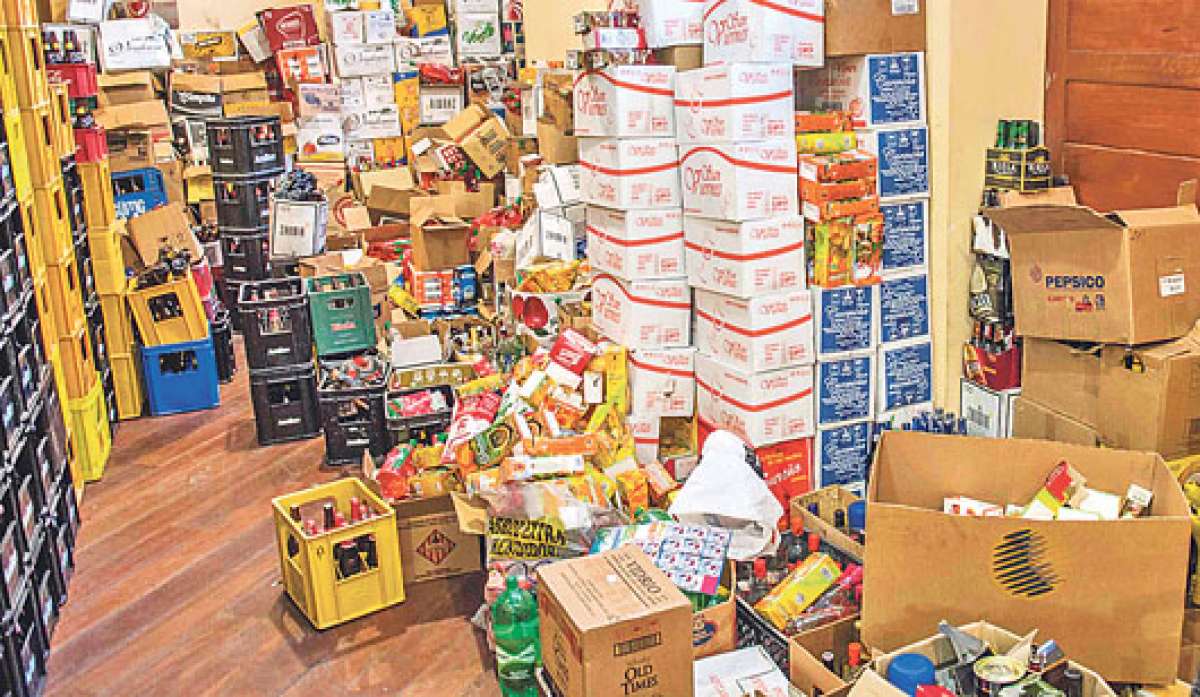 En la bodega de la Comisar&iacute;a 4 de Quito se almacena el licor artesanal y otras botellas sin registro sanitario que fueron decomisadas. Foto: Fernando Sandoval.