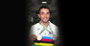 El corredor nacional &Eacute;rick Sarango muestra las medallas de oro y plata que gan&oacute; en el Mundial para personas con discapacidad intelectual que se disput&oacute; en Par&iacute;s.