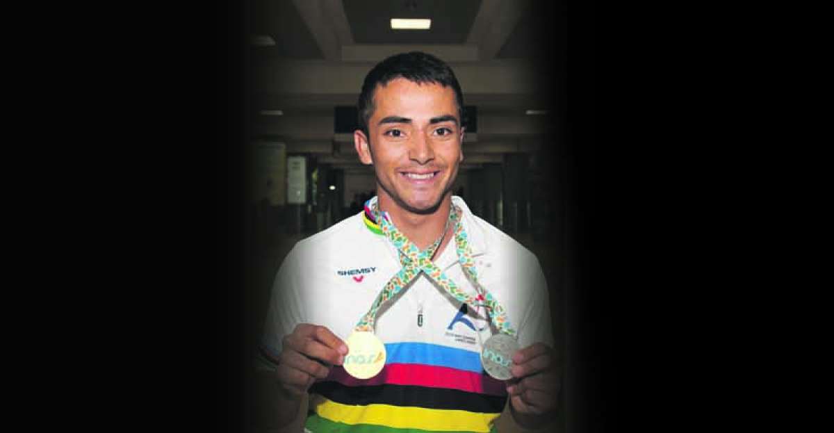 El corredor nacional &Eacute;rick Sarango muestra las medallas de oro y plata que gan&oacute; en el Mundial para personas con discapacidad intelectual que se disput&oacute; en Par&iacute;s.