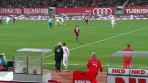 Instantes cuando ingresa Carlos Gruezo al cambio por Gōtoku Sakai. Foto: Tomada de @VfB