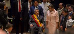 Momentos en que el presidente Len&iacute;n Moreno ingres&oacute; al pleno de la Asamblea para su Informe a la Naci&oacute;n. 