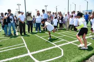 Varios ni&ntilde;os saltan en la rayuela, uno de los juegos que promueve el programa para rescatar estas actividades ancestrales. Foto: William Orellana.
