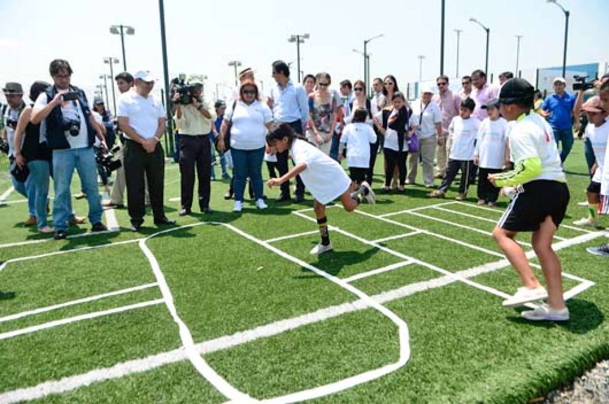 Varios ni&ntilde;os saltan en la rayuela, uno de los juegos que promueve el programa para rescatar estas actividades ancestrales. Foto: William Orellana.