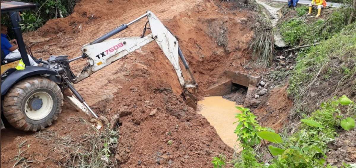 Una empresa de la Econom&iacute;a Popular y Solidaria colabor&oacute; ayer en la limpieza de las alcantarillas de la v&iacute;a Zaracay-Balsas, de la provincia de El Oro.