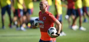 El argentino Esteban Cambiasso lleva dos balones en las manos durante uno de los entrenamientos de la selecci&oacute;n colombiana de f&uacute;tbol en Rusia. 