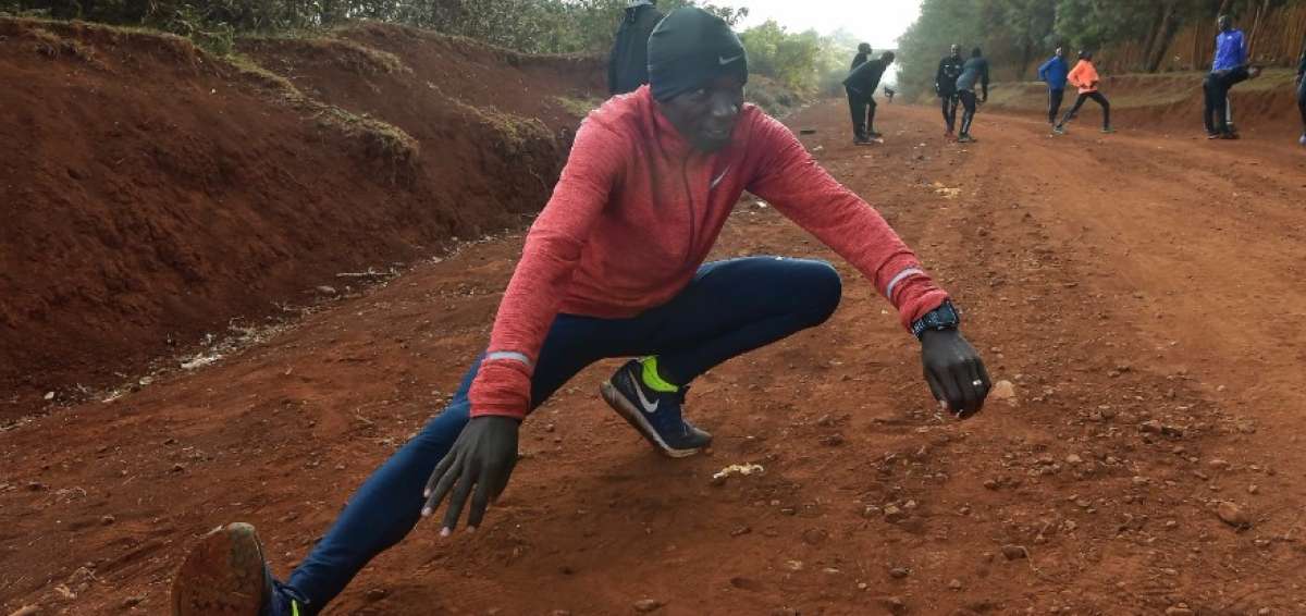 Eliud Kipchoge (adelante) se entrena con otros fondistas en los altiplanos kenianos.   