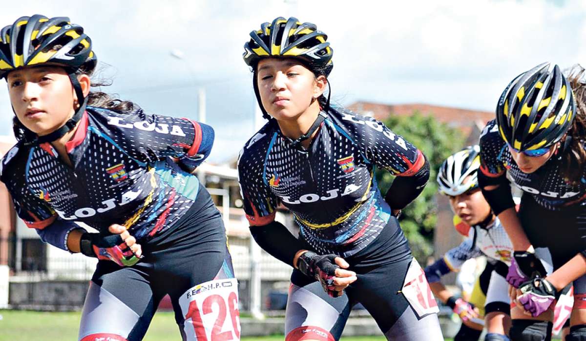 Mar&iacute;a Loreto Arias (izq.) posa con sus escoltas en el podio, tras haber ganado en la prueba de 800 metros carriles en el Open Sudamericano en Cali. Foto: Cortes&iacute;a / Rueda Pat&iacute;n