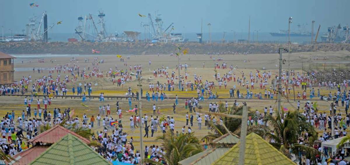 Miles de estudiantes de colegios de Manta, Montecristi y Jaramij&oacute; fueron parte del evento, que se realiz&oacute; ayer en la playa El Murci&eacute;lago.