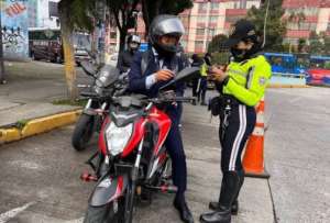 La AMT intensifica operativos a motocicletas para promover una movilidad más segura en Quito.