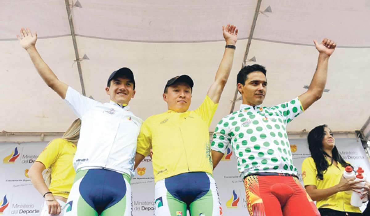 El ciclista ibarre&ntilde;o, David Villavicencio (d),  retorn&oacute; a la pr&aacute;ctica profesional para correr por el equipo de la Concentraci&oacute;n Deportiva de Pichincha (CDP). Foto: &Aacute;lvaro P&eacute;rez / El Tel&eacute;grafo