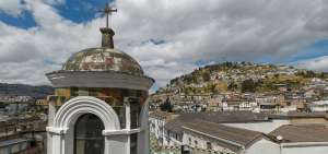 Desde la terraza de la Iglesia de Santo Domingo hay una vista espectacular del extremo sur del Centro Hist&oacute;rico capitalino. En la imagen se observa al fondo el cerro El Panecillo.
