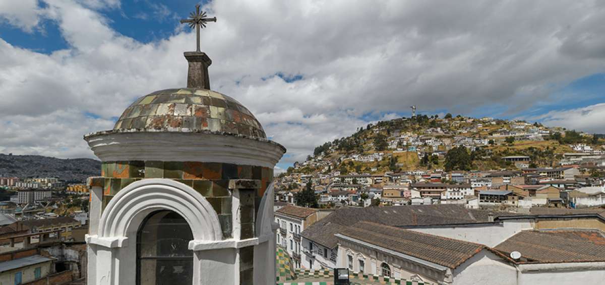 Desde la terraza de la Iglesia de Santo Domingo hay una vista espectacular del extremo sur del Centro Hist&oacute;rico capitalino. En la imagen se observa al fondo el cerro El Panecillo.