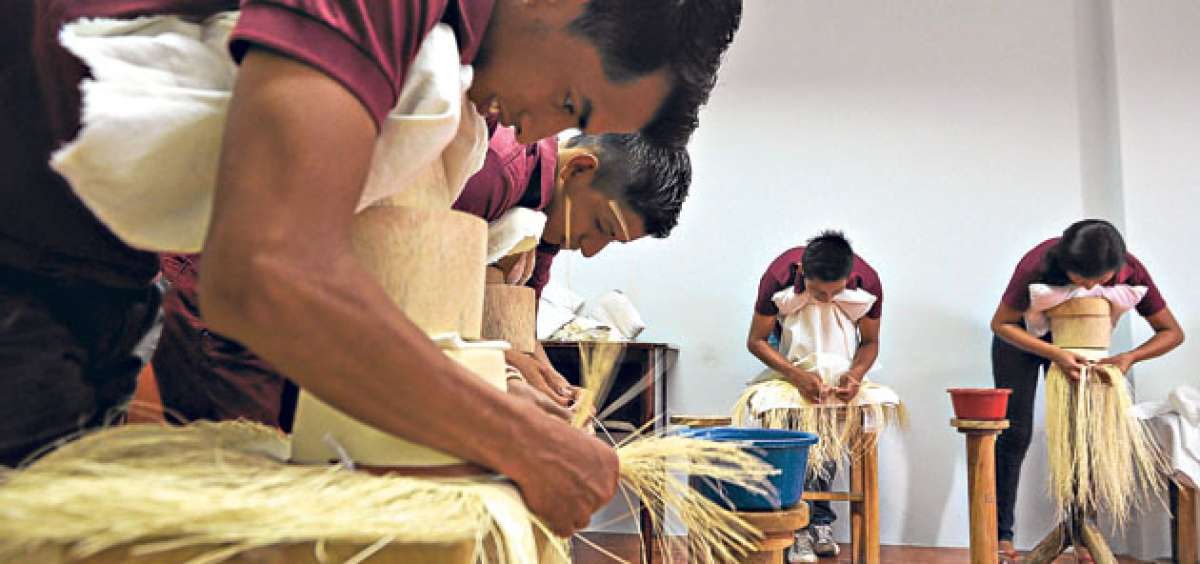 El pasado 20 de agosto se gradu&oacute; la primera promoci&oacute;n de tejedores del Centro de formaci&oacute;n artesanal Pile. Ya se prepara un segundo grupo de j&oacute;venes artesanos. Foto: Rodolfo P&aacute;rraga / El Tel&eacute;grafo