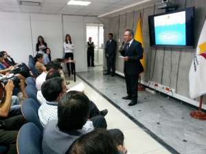 El ministro Augusto Espinosa explic&oacute; hoy la jornada. Foto: Ministerio de Educaci&oacute;n 