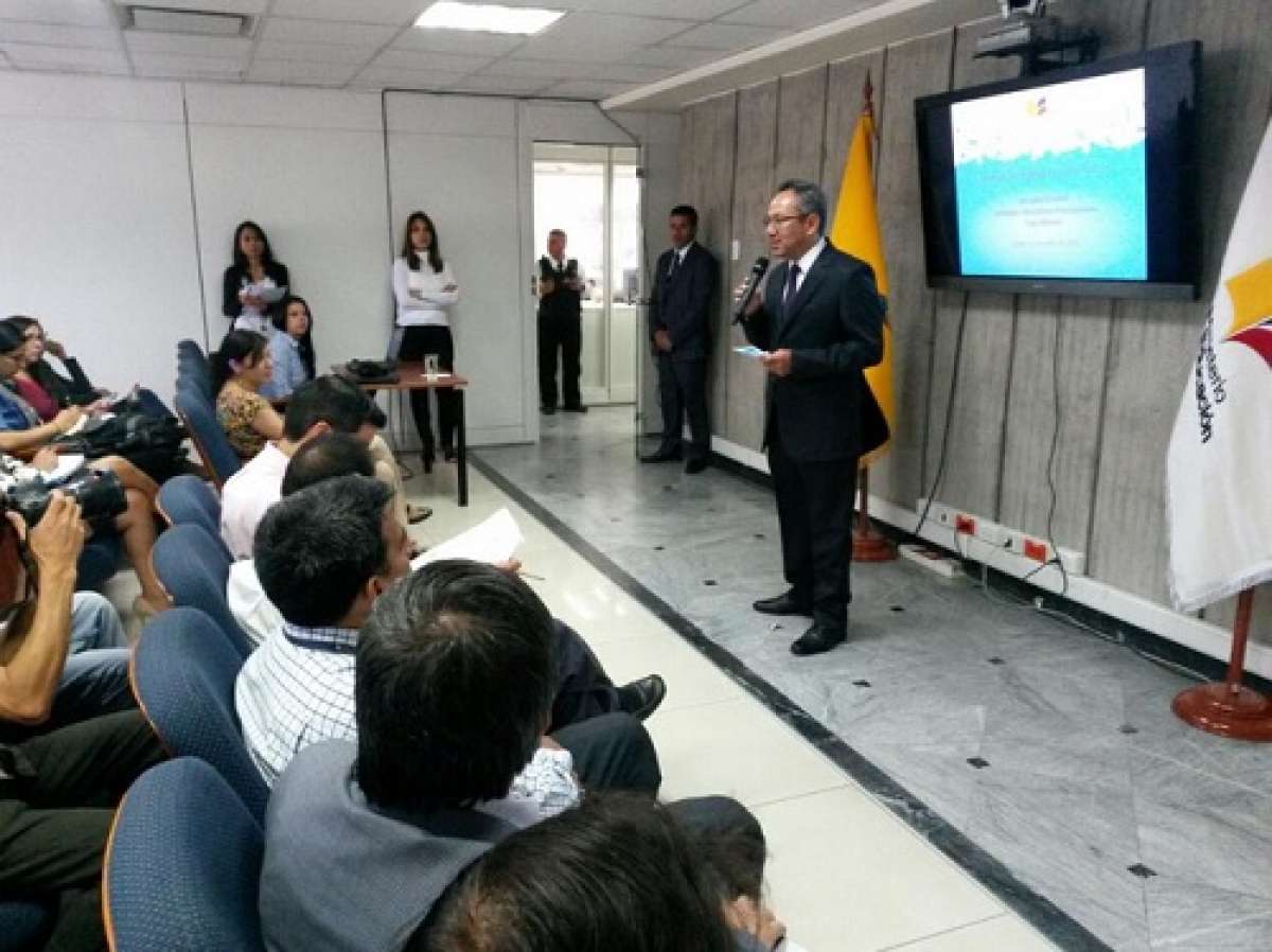 El ministro Augusto Espinosa explic&oacute; hoy la jornada. Foto: Ministerio de Educaci&oacute;n 