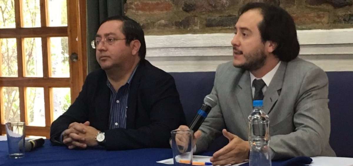 El ministro de Finanzas, Carlos de la Torre, y el titular de la Senplades, Andr&eacute;s Mideros, durante una rueda de prensa. 