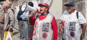 Un grupo de afectados por la construcci&oacute;n del sistema Quitocables se ubic&oacute; ayer frente a las oficinas de la Empresa Municipal de Obras P&uacute;blicas.