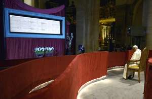 En el momento m&aacute;s religioso de su visita aTur&iacute;n, el Pont&iacute;fice se recogi&oacute; ante el Santo Sudario. Foto: AFP