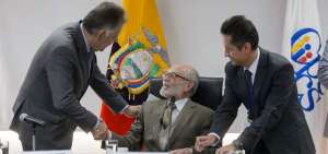 El presidente del Consejo Transitorio, Julio C&eacute;sar Trujillo; y el consejero Xavier Zavala Egas dialogan previamente a la instalaci&oacute;n de la sesi&oacute;n.