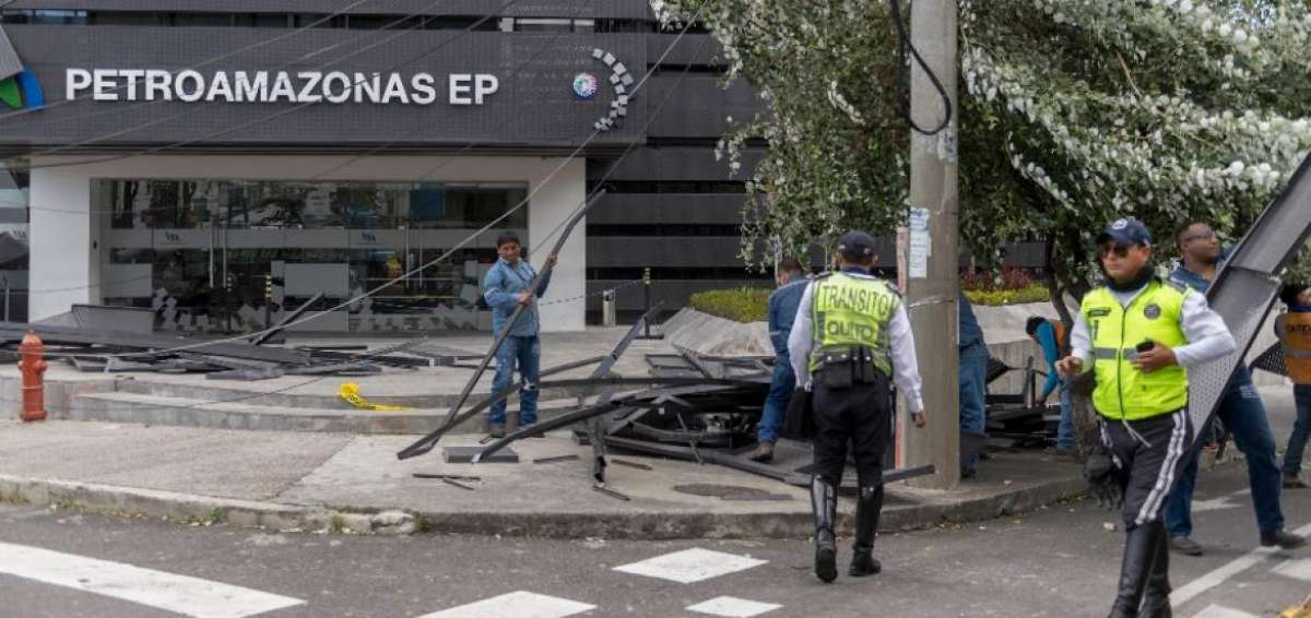 Estructura met&aacute;lica cay&oacute; sobre v&iacute;a en norte de Quito