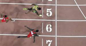 Usain Bolt (arriba) en el momento exacto que cruza la meta y gana la prueba de 100 metros en Pek&iacute;n. Foto: AFP