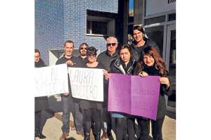 Periodistas espa&ntilde;oles protestan de negro en contra de censura