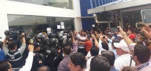 Partidarios y simpatizantes de Centro Democratico intentaron ingresar al Consejo Nacional Electoral-Guayas para denunciar una supuesta campa&ntilde;a electoral anticipada de otros partidos pol&iacute;ticos.
