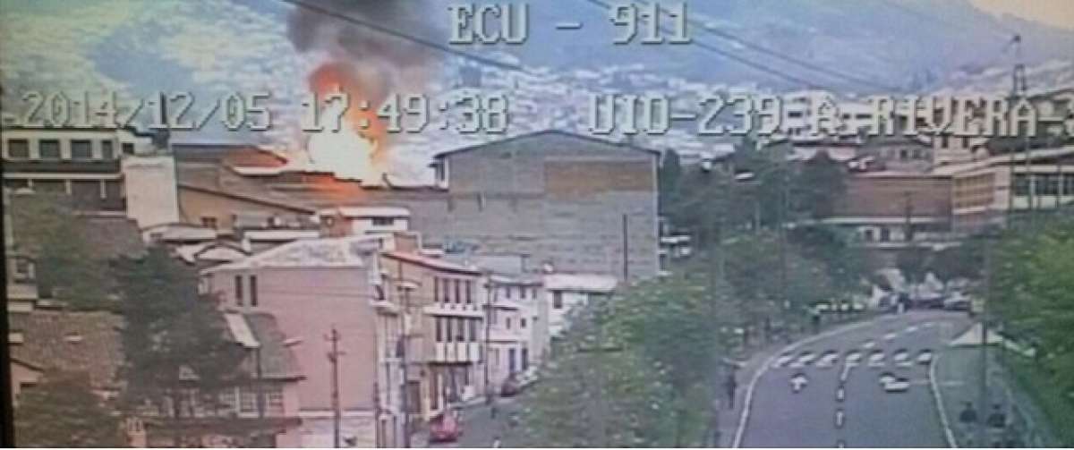 El incendio se habr&iacute;a producido en un almac&eacute;n de venta de repuestos de autos. Foto: Tomada del Twitter del ECU911
