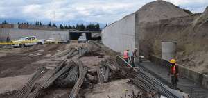 La carretera pasa por debajo de la pista de aterrizaje de Riobamba, la cual es considerada de seguridad. La obra tiene un avance del 80%.