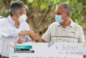 Guillermo Lasso (izq.) entregó créditos y títulos de propiedad para emprendedores