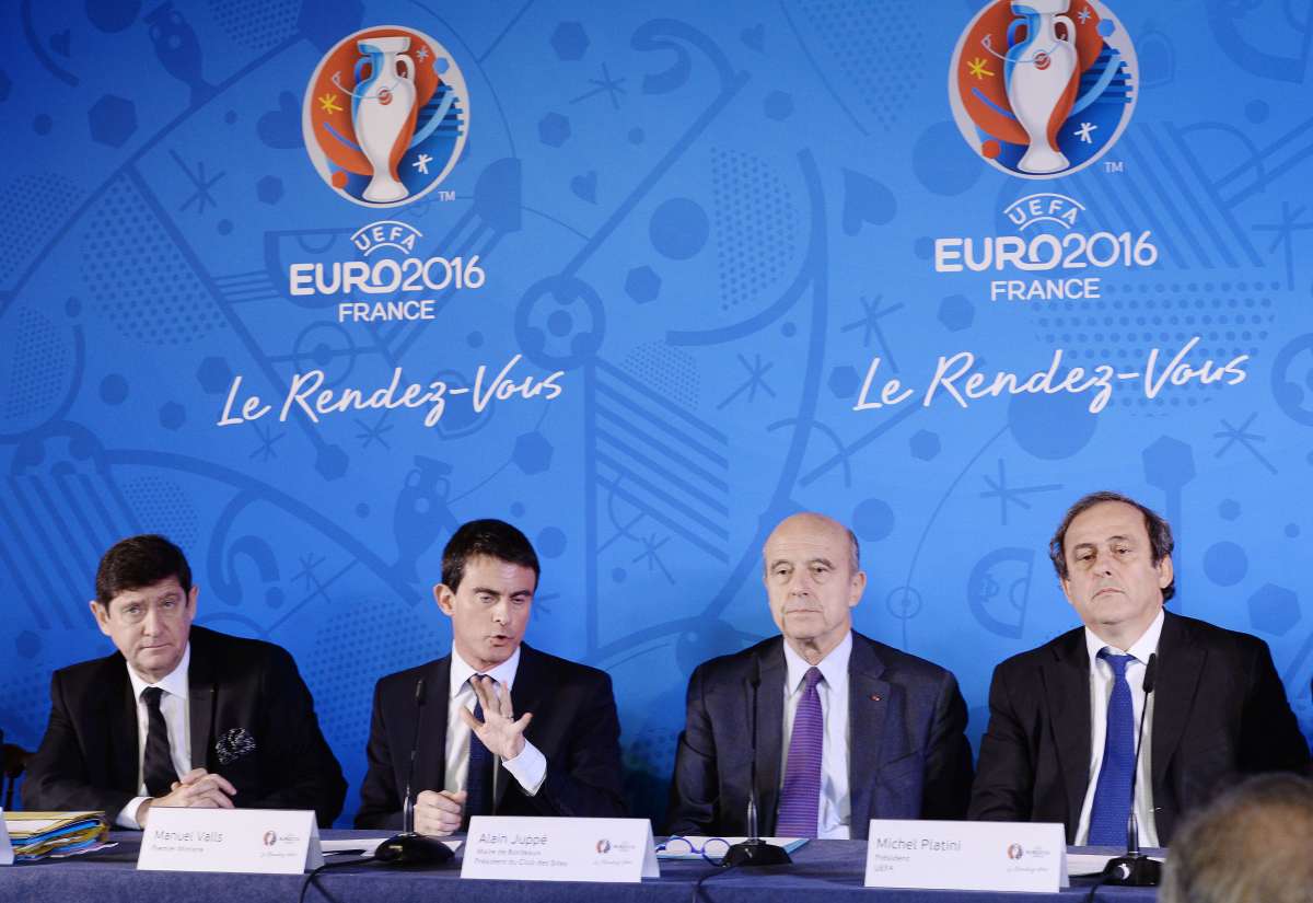 Michel Playini (d.) junto a varias autoridades francesas en rueda de prensa realizada hoy en Burdeos. Foto: AFP