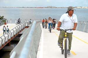 La asistencia de ciclistas fue masiva en el puente. Ellos deben manejar por el carril derecho. Foto: Pilar Vera.