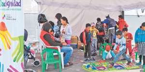 Fuera de la Iglesia La Merced, en el centro de Quito, los ni&ntilde;os juegan a la rayuela. Foto: Miguel Jim&eacute;nez / El Tel&eacute;grafo