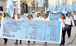 Los familiares de los conductores de buses piden a Nebot que defina precio de pasajes. Foto: Miguel Castro / El Tel&eacute;grafo