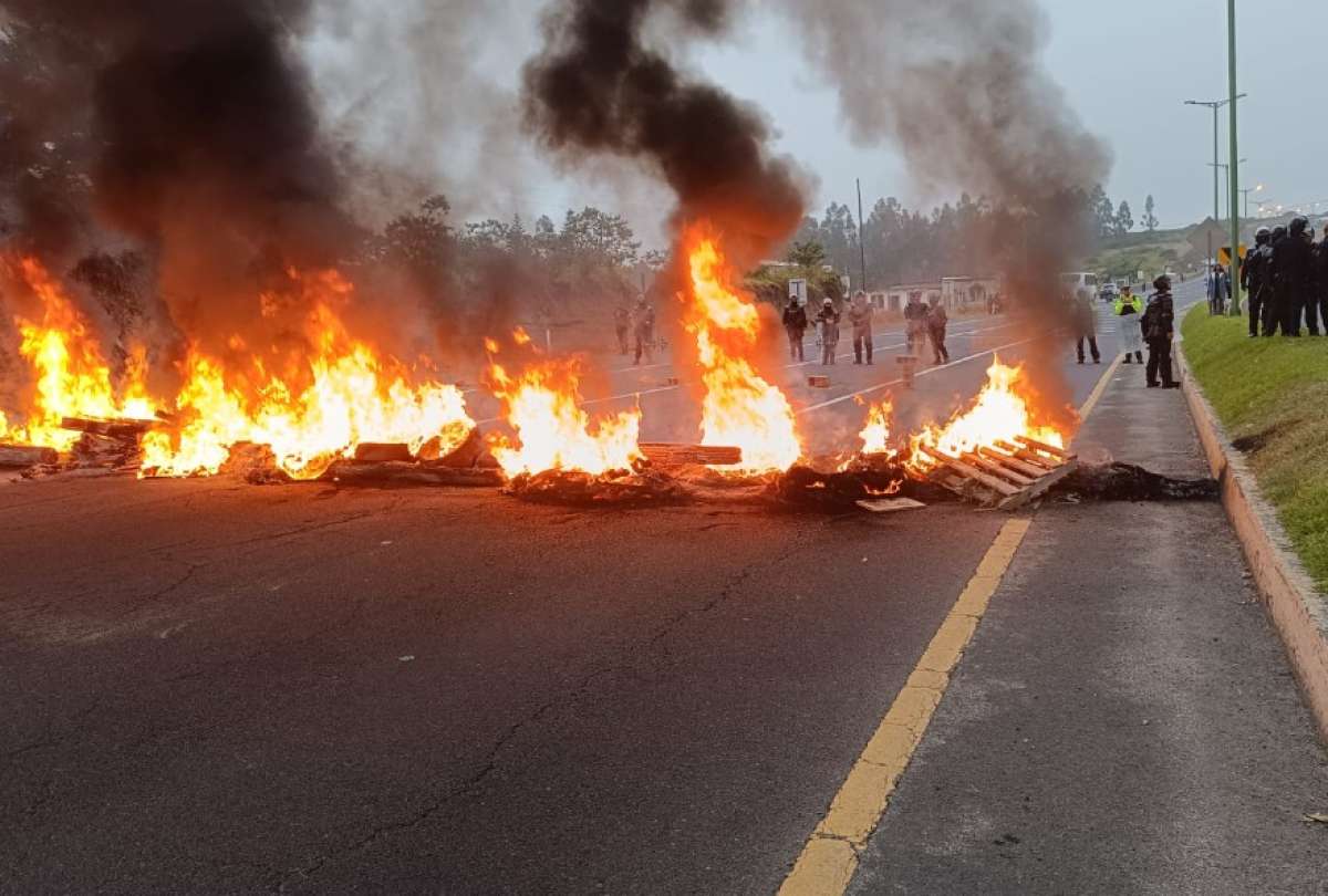 La v&iacute;a est&aacute; cerrada. Las autoridades ya llegaron al sector.