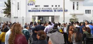 M&aacute;s de un centenar de personas esperaron casi 20 minutos afuera del CNE de Cotopaxi para desafiliarse.