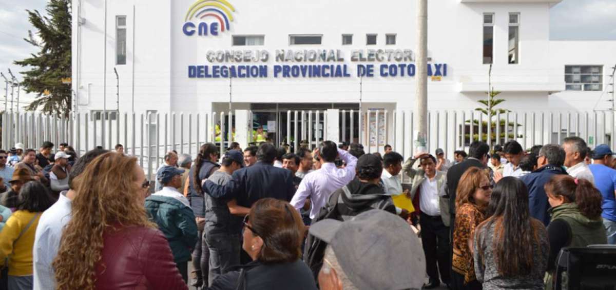 M&aacute;s de un centenar de personas esperaron casi 20 minutos afuera del CNE de Cotopaxi para desafiliarse.