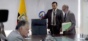En primer plano aparece Xavier Zavala Egas. Al fondo, Julio C&eacute;sar Trujillo, presidente del Consejo Transitorio.