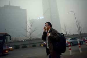 La capital china, Pek&iacute;n, est&aacute; en alerta debido a los altos &iacute;ndices de contaminaci&oacute;n del aire, lo que ha obligado a reducir las actividades y a que las personas lleven mascarillas. Foto AFP